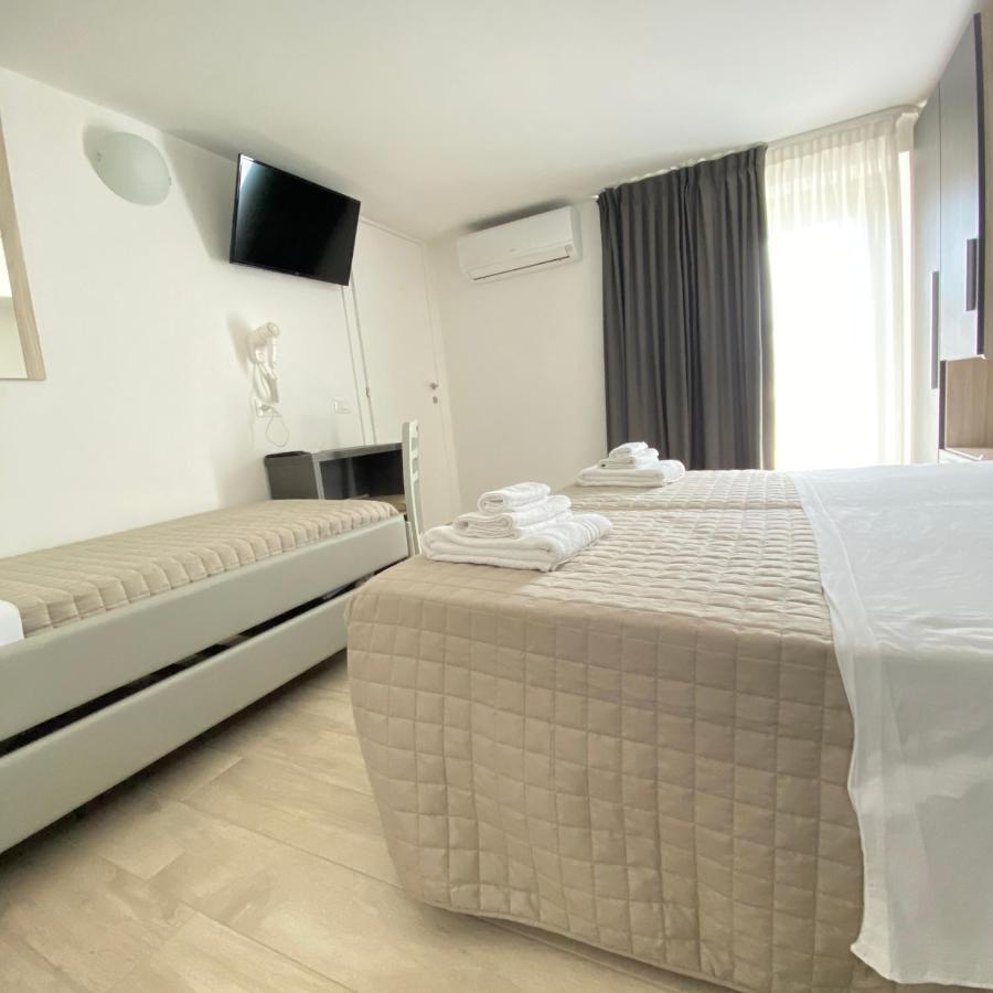 Hotel Bed And Book Rímini Exterior foto